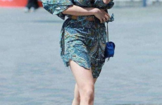 美女裙子被吹起,盡顯美女風(fēng)情